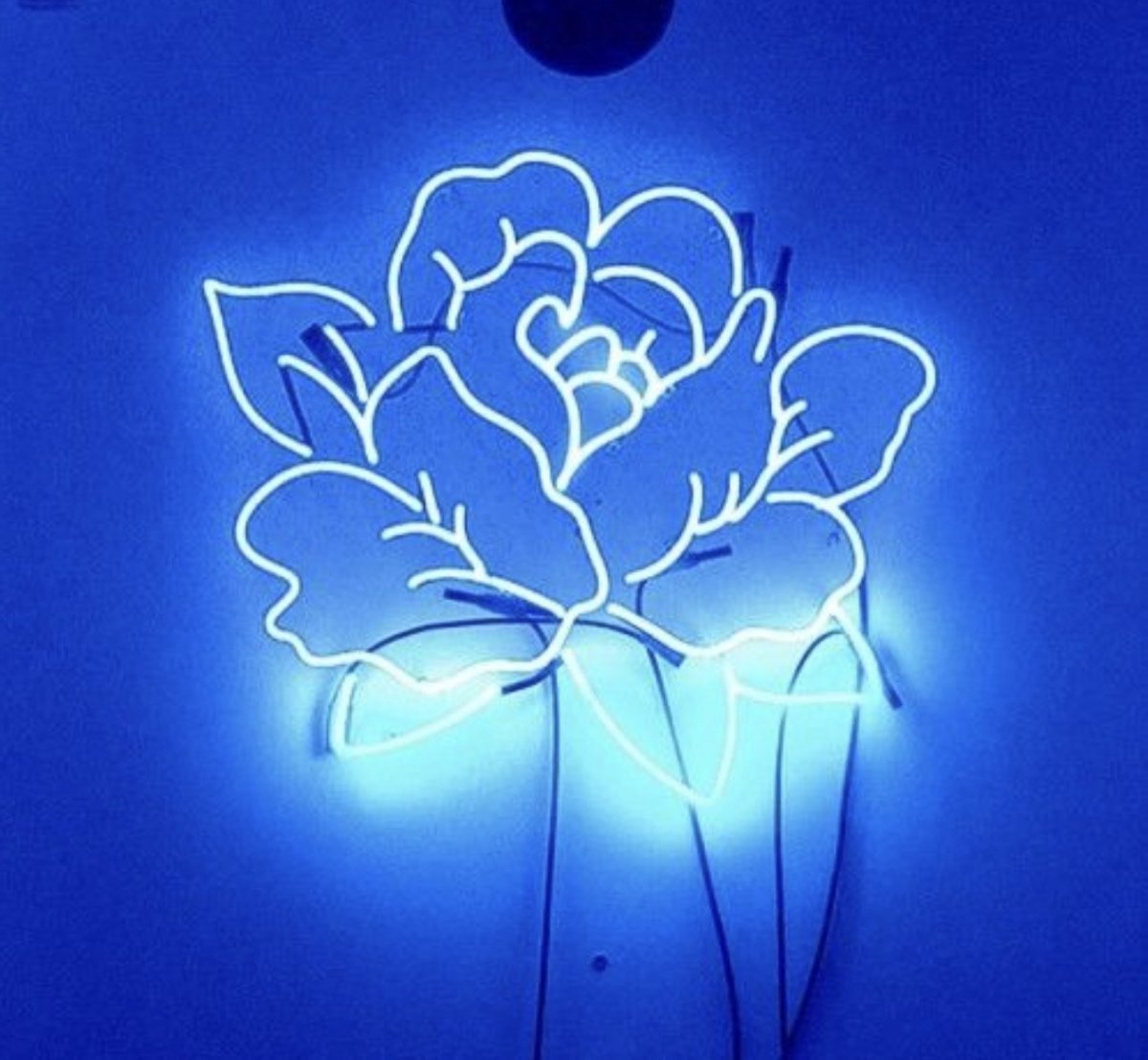 Голубая неоновая вывеска