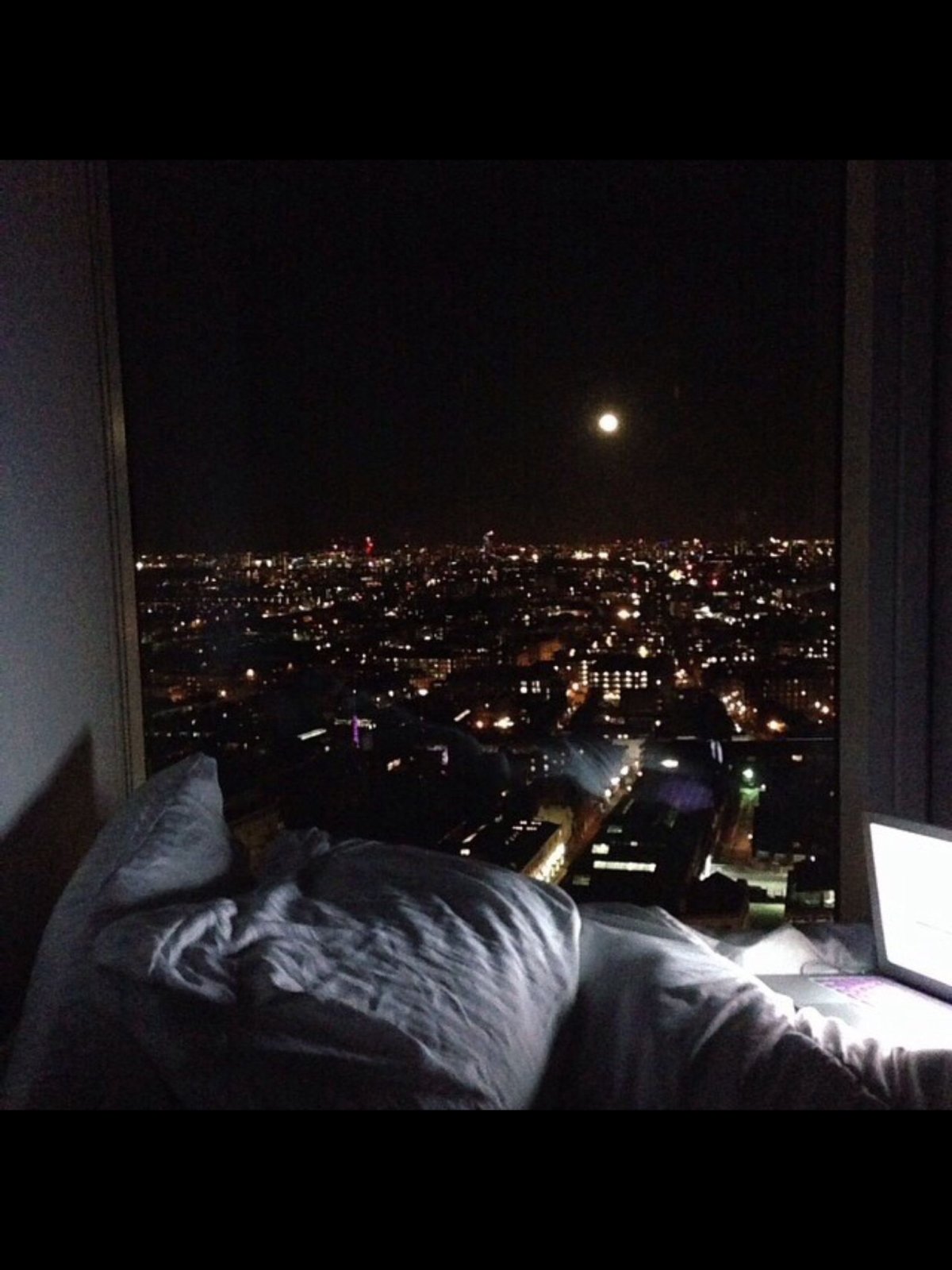 Вид из окна ночью с кроватью