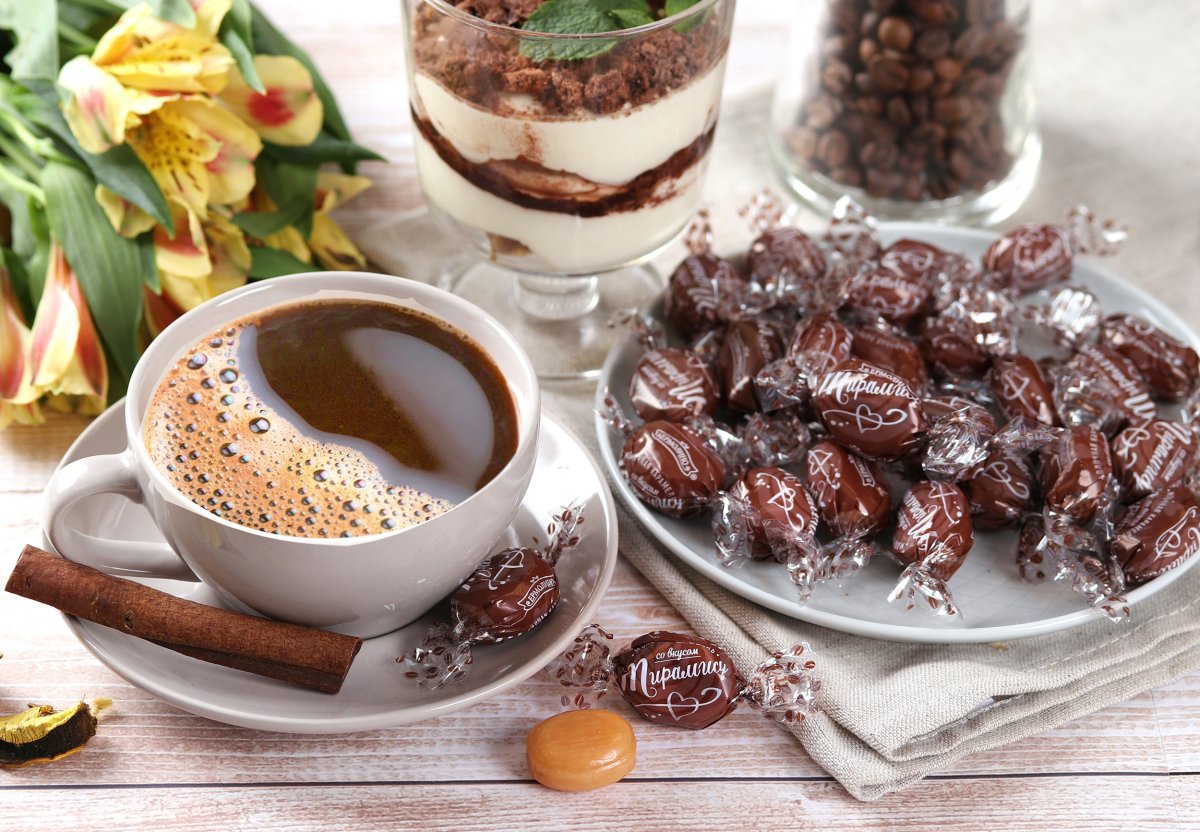 Чашка кофе с конфетами