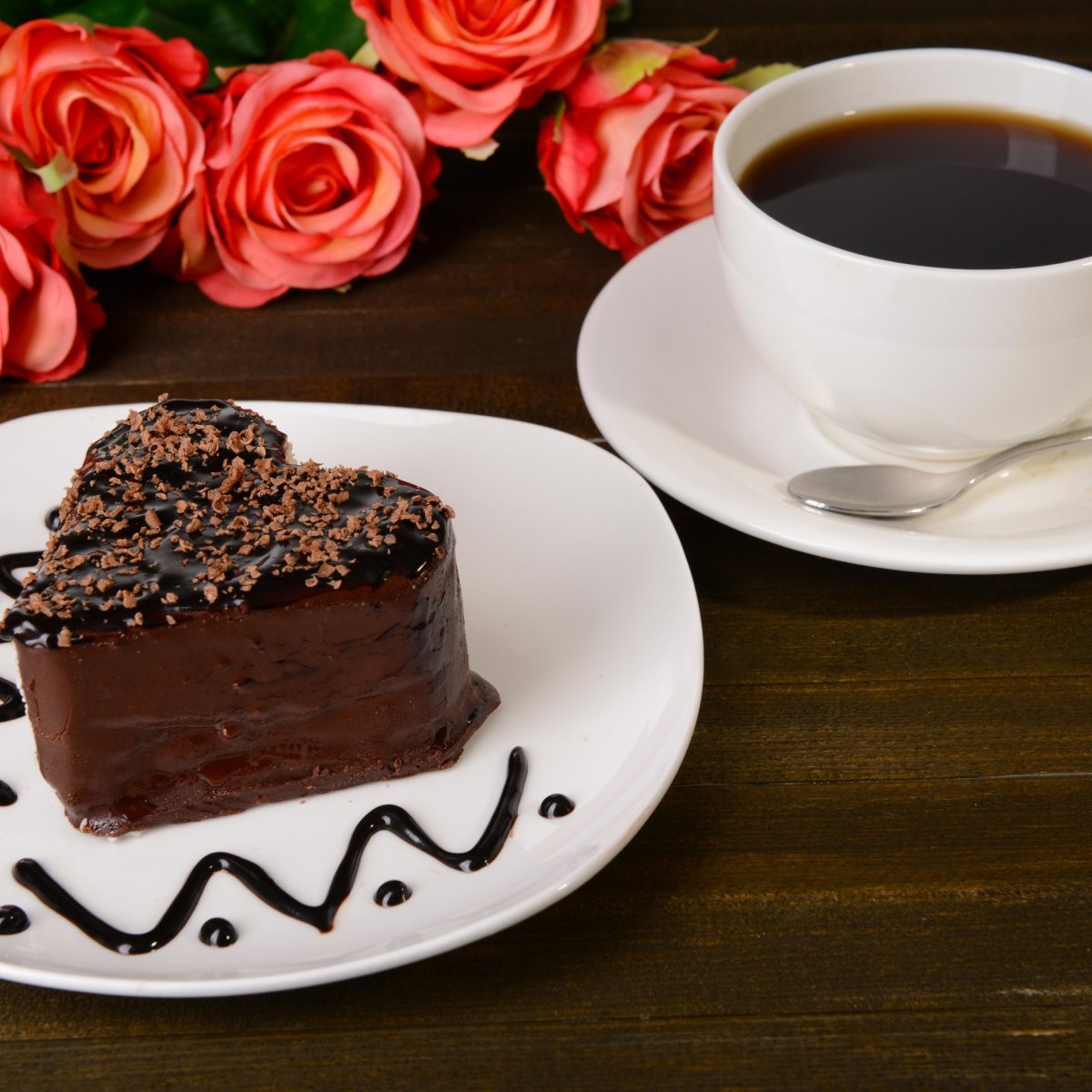 Красивые пирожные и кофе