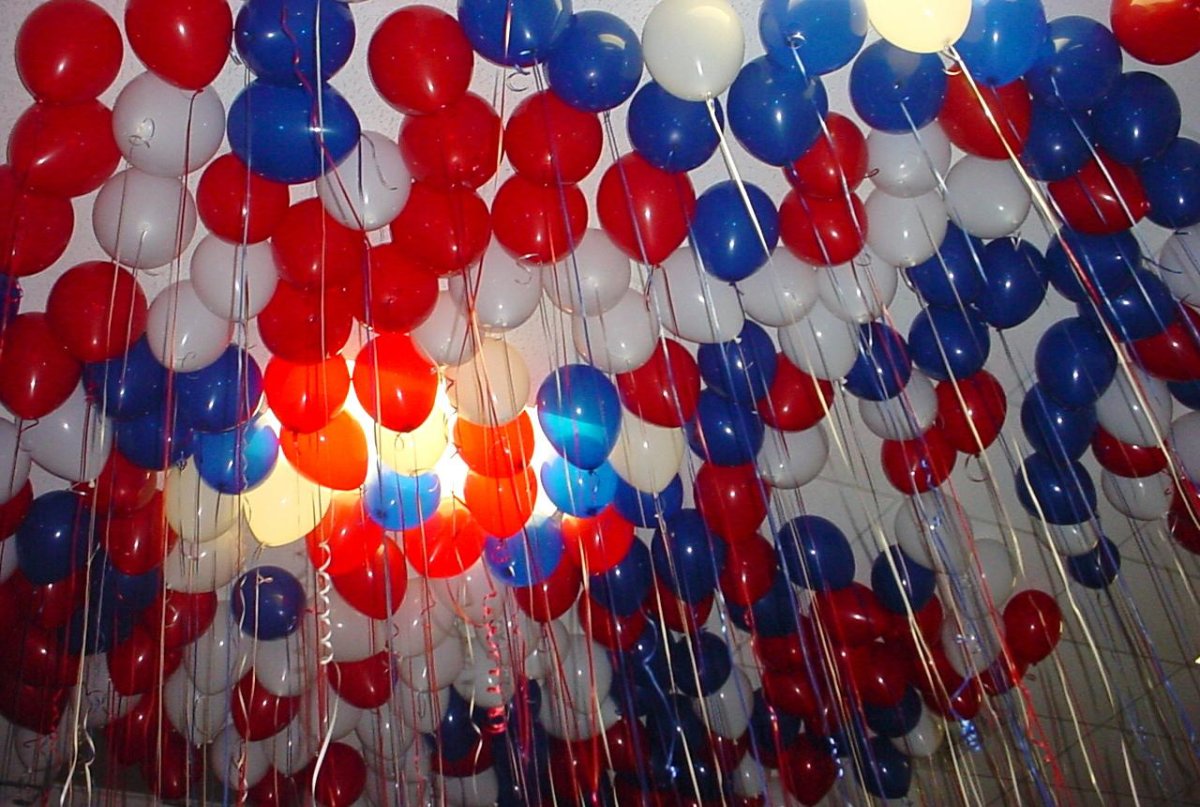 Шары цвета российского флага