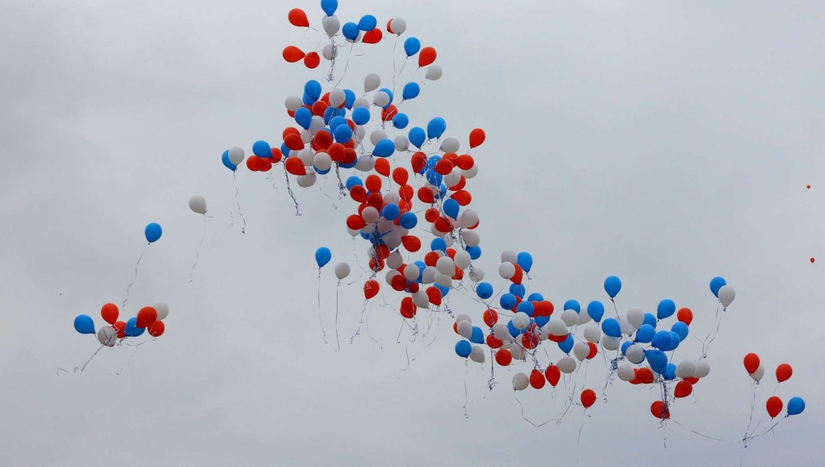Шары бело сине красные в небе
