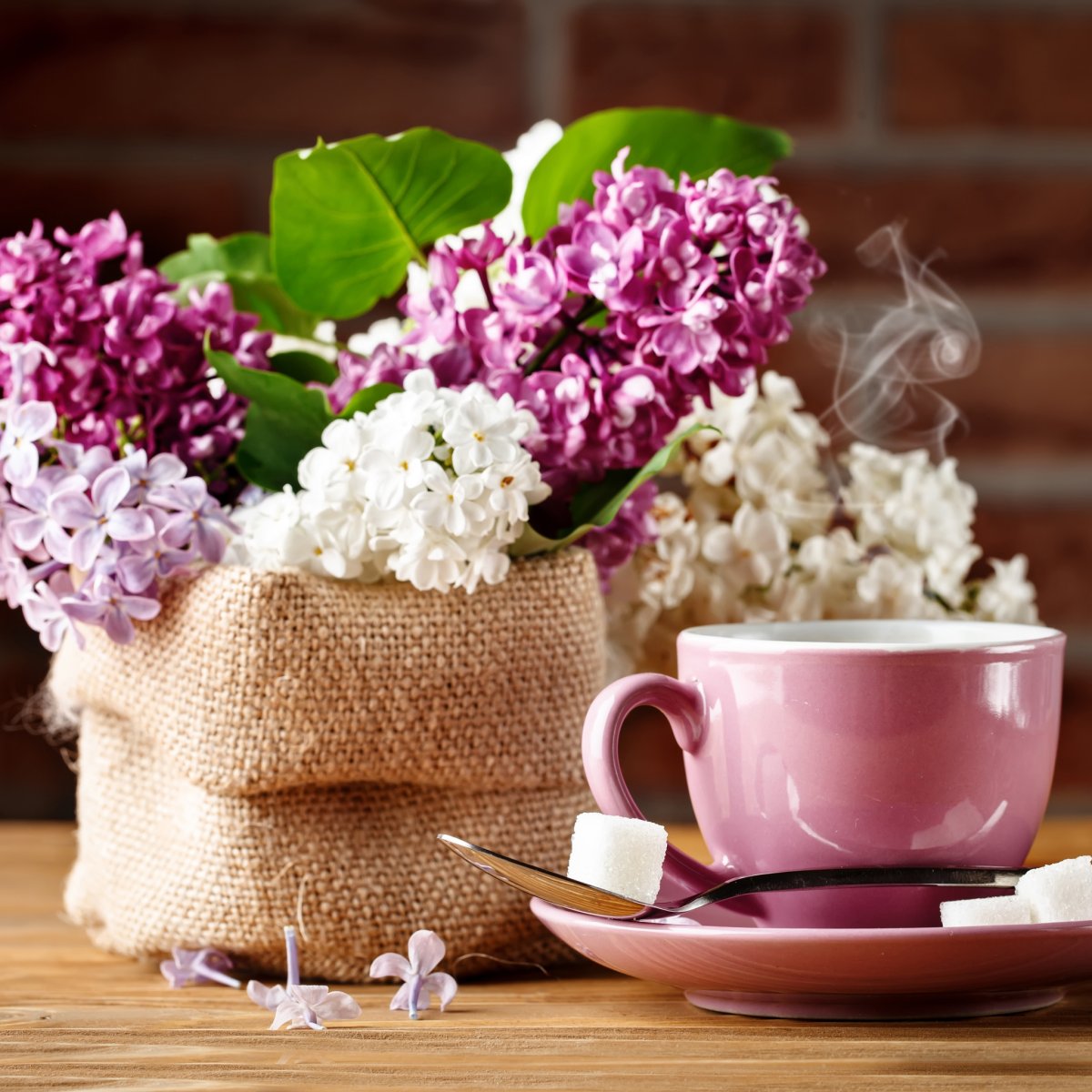 Букет сирени чашка чая