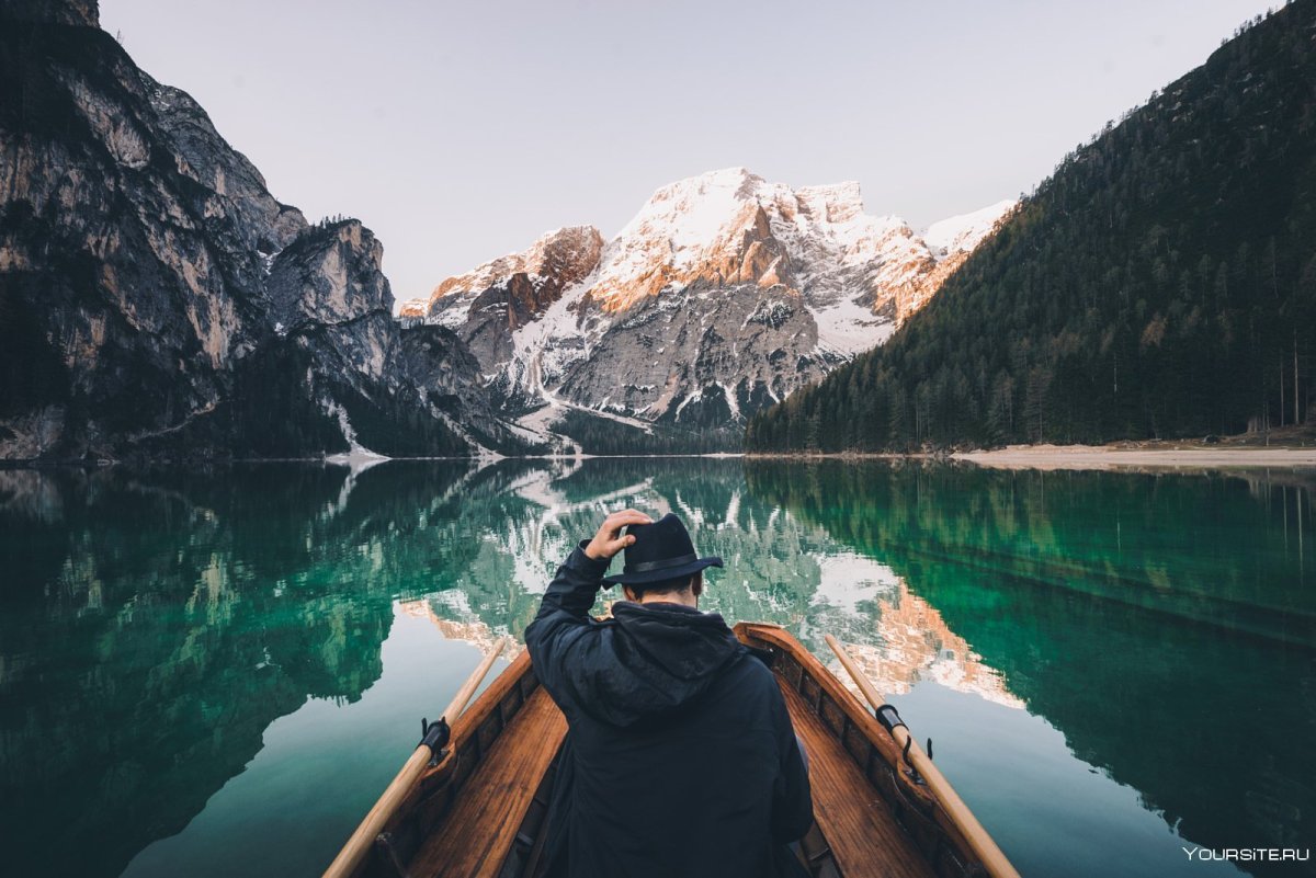 Девушка лодка горы