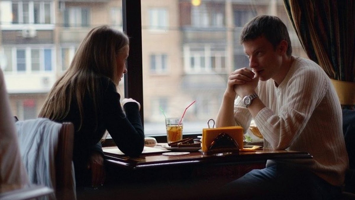 Пара в кафе за столиком