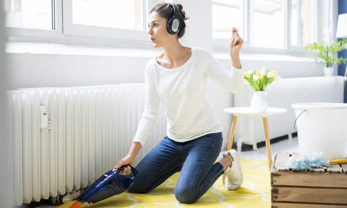 Красивая девушка с шваброй