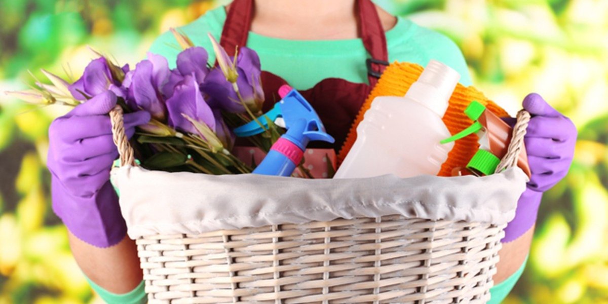 Девушка выбрасывает ненужные вещи