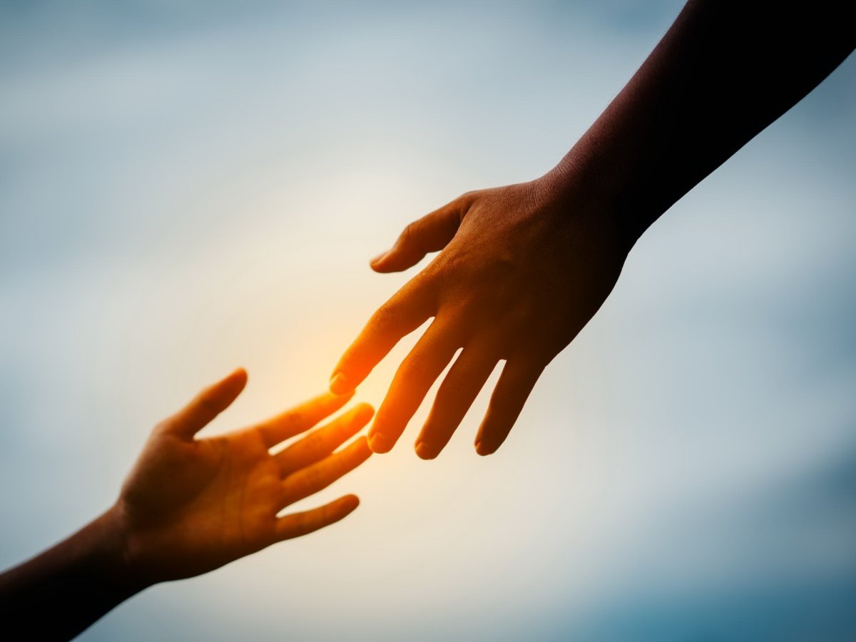 Протягивает руку