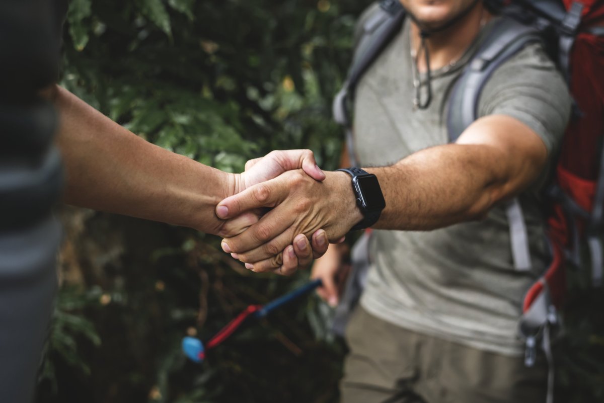 Мужик подает руку