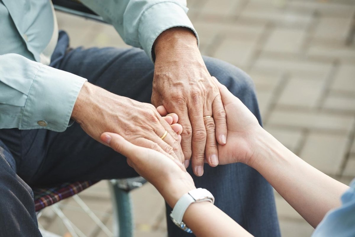 Оказание помощи пожилым людям