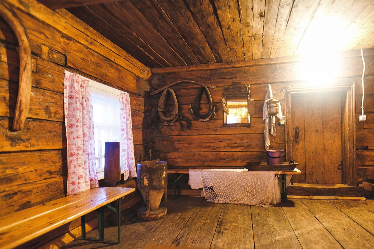 Русская изба Лавка – Конник