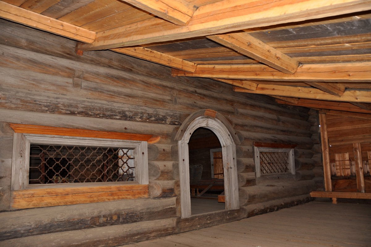 Сени в избе