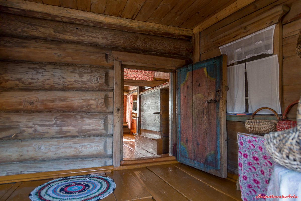 Дверь в избу