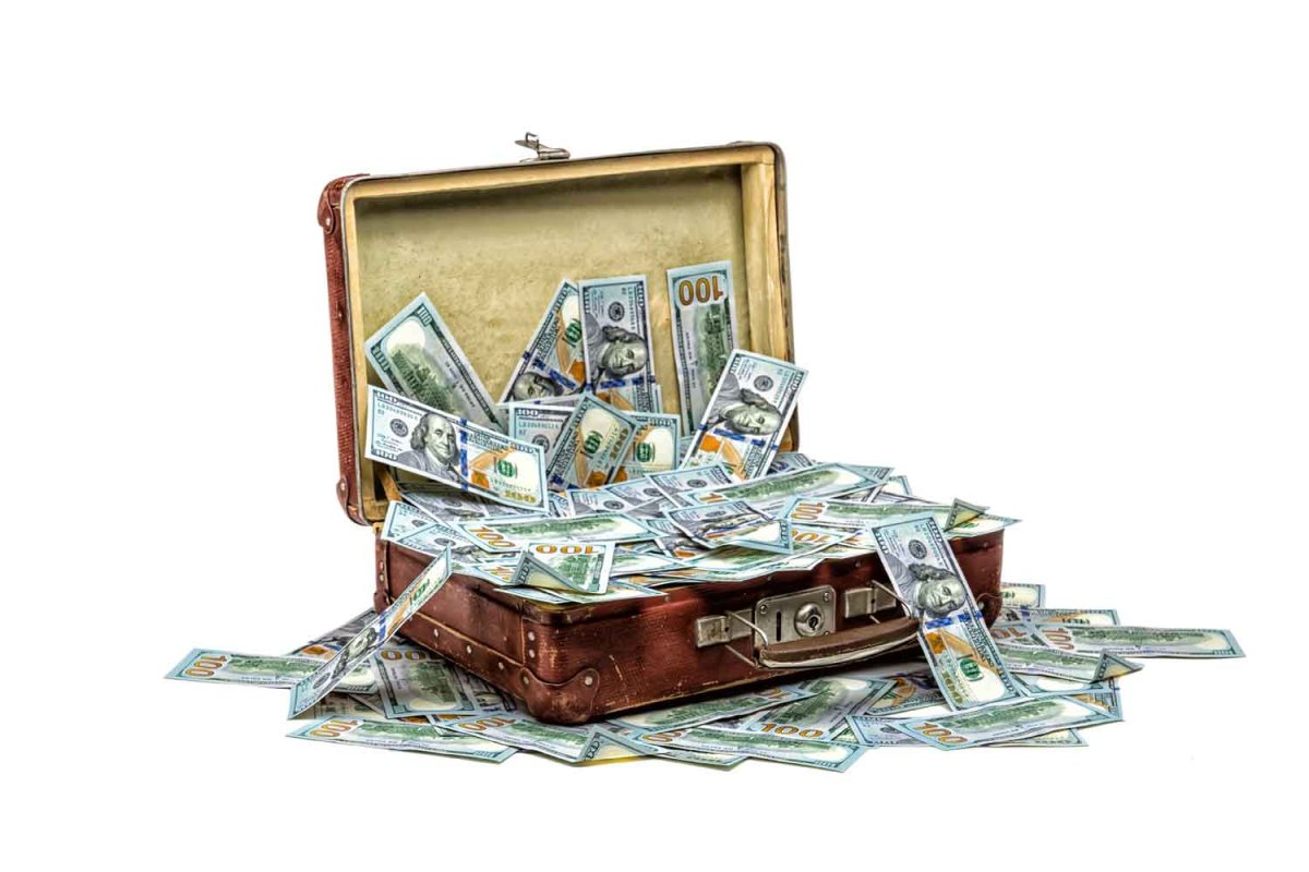 Чемодан с деньгами на прозрачном фоне