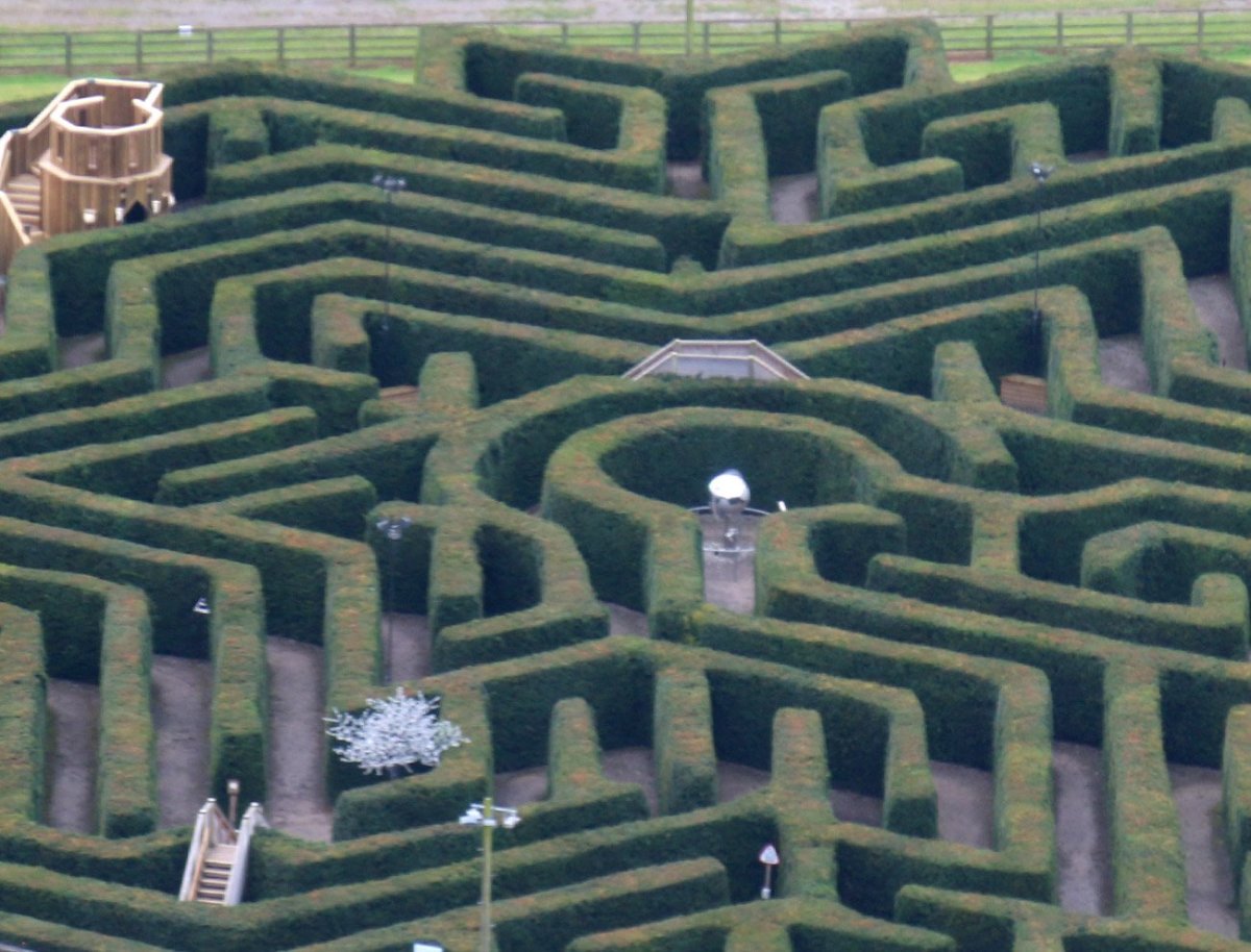 Круглый Лабиринт с несколькими выходами