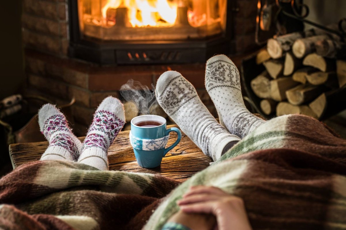 Ноги у камина