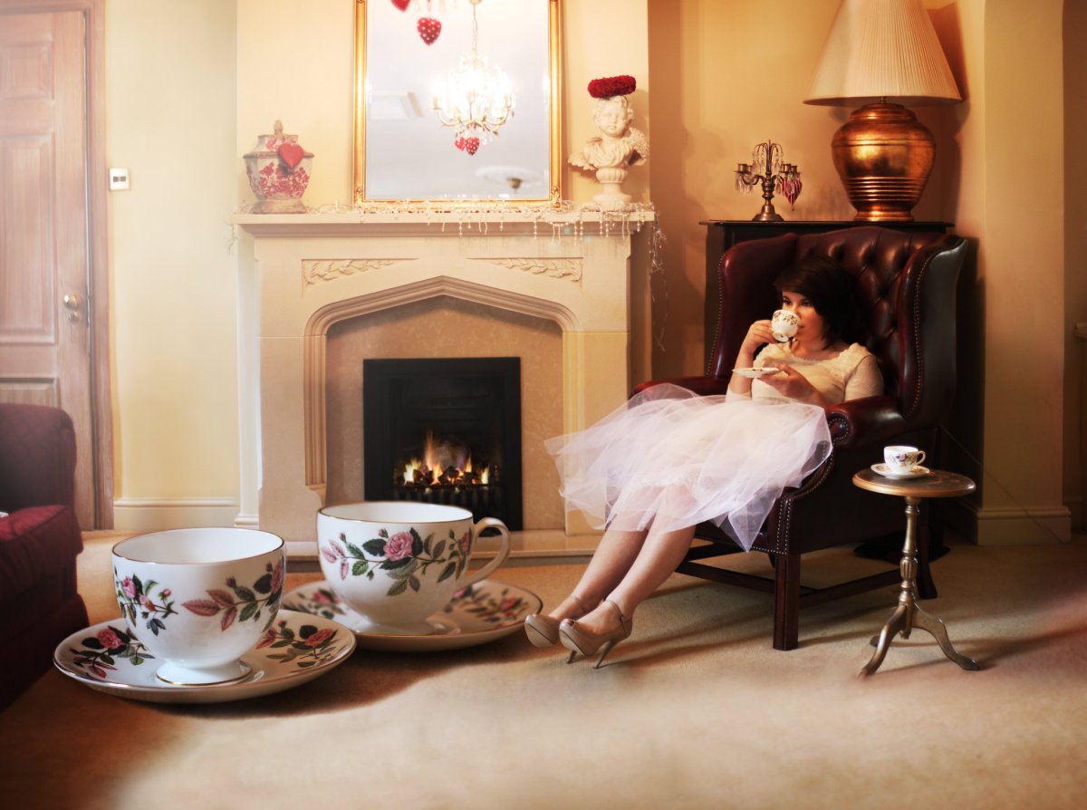 Девушка в красивом интерьере