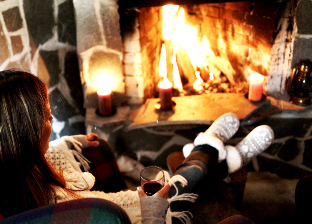 Девушка возле камина