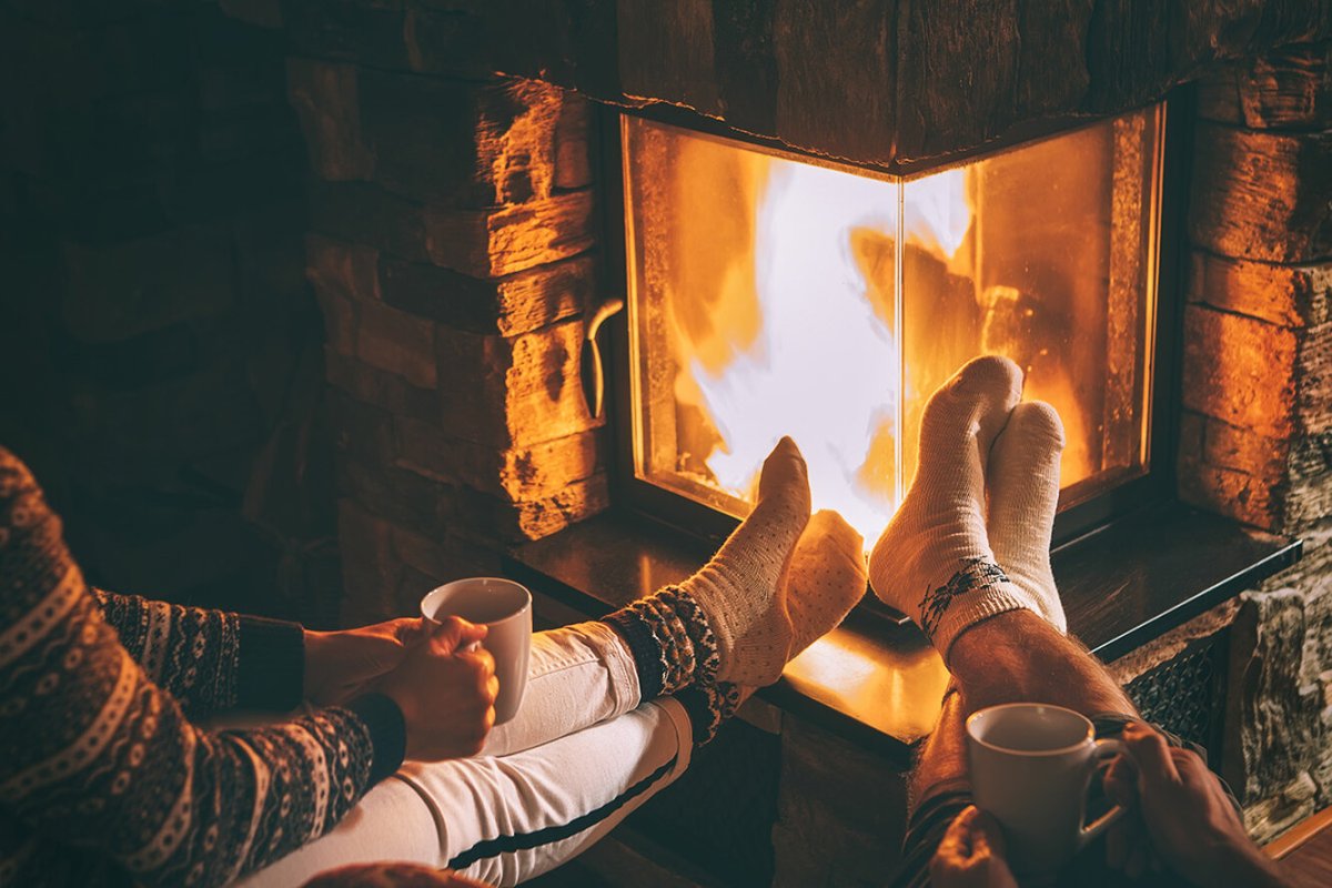 Двое у камина ноги