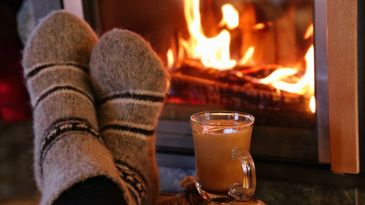 Влюбленные у камина