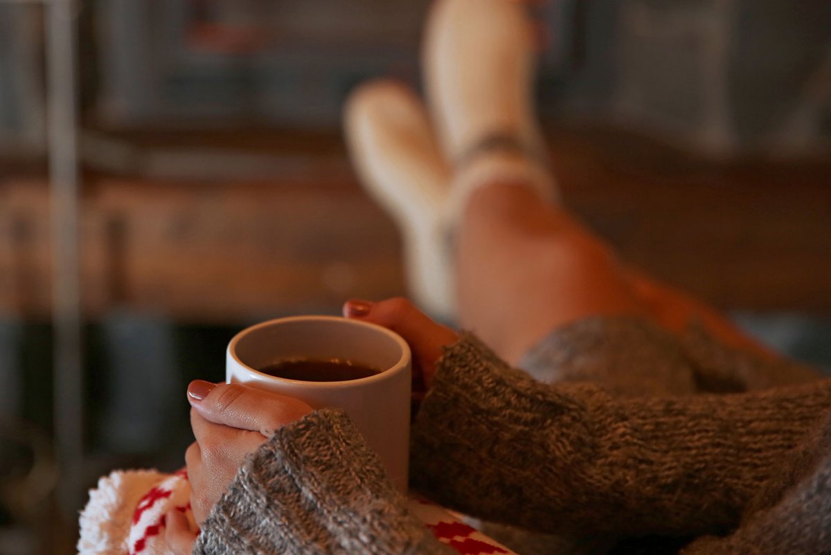 Камин и тапочки