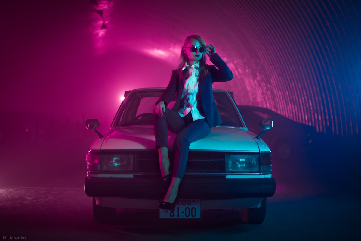 Девушка в неоне