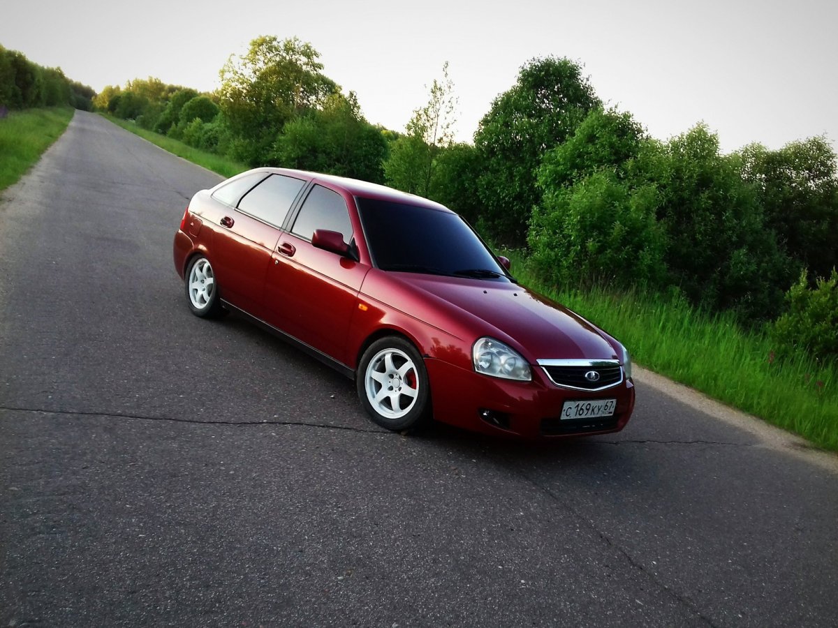 Лада Приора хэтчбек красная