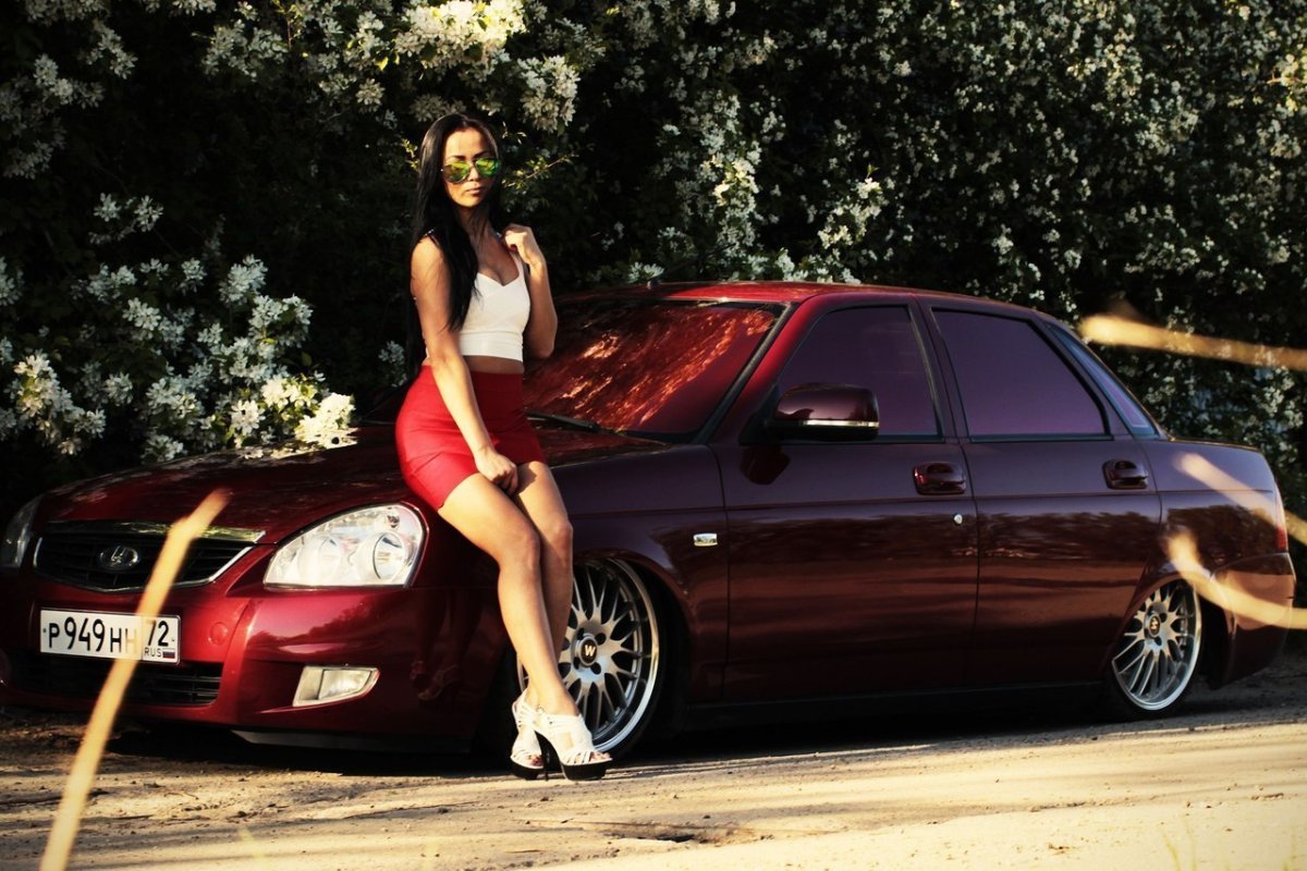 Красная Приора девушка