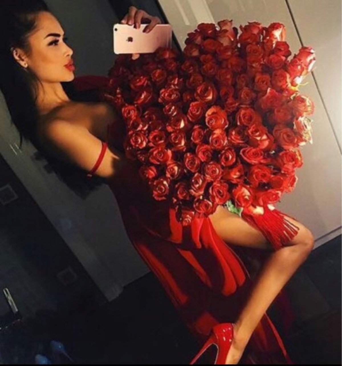 Брюнетка с розами