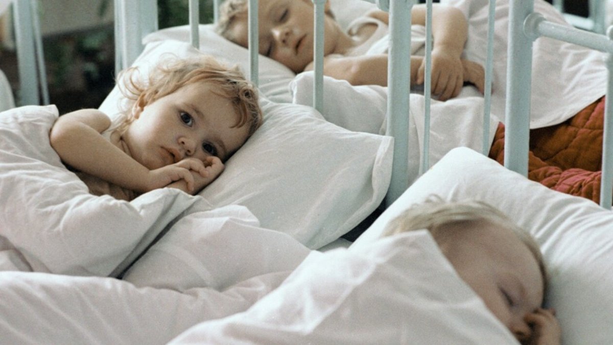 Дети в детском саду тихий час