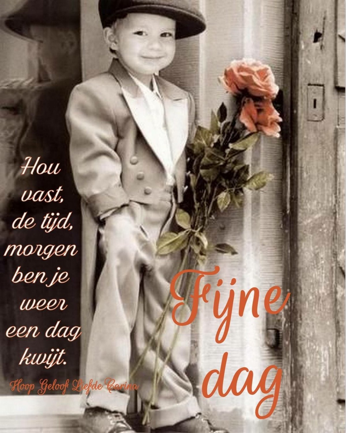 Мальчик с цветами в руках