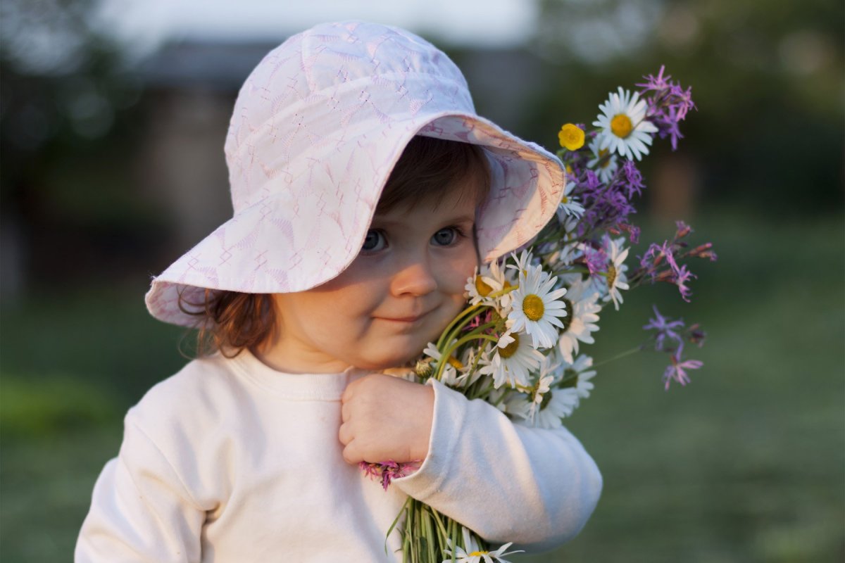 Маленький мальчик с розой