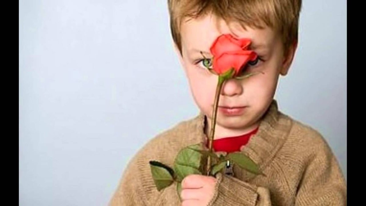 Маленький мальчик с цветами