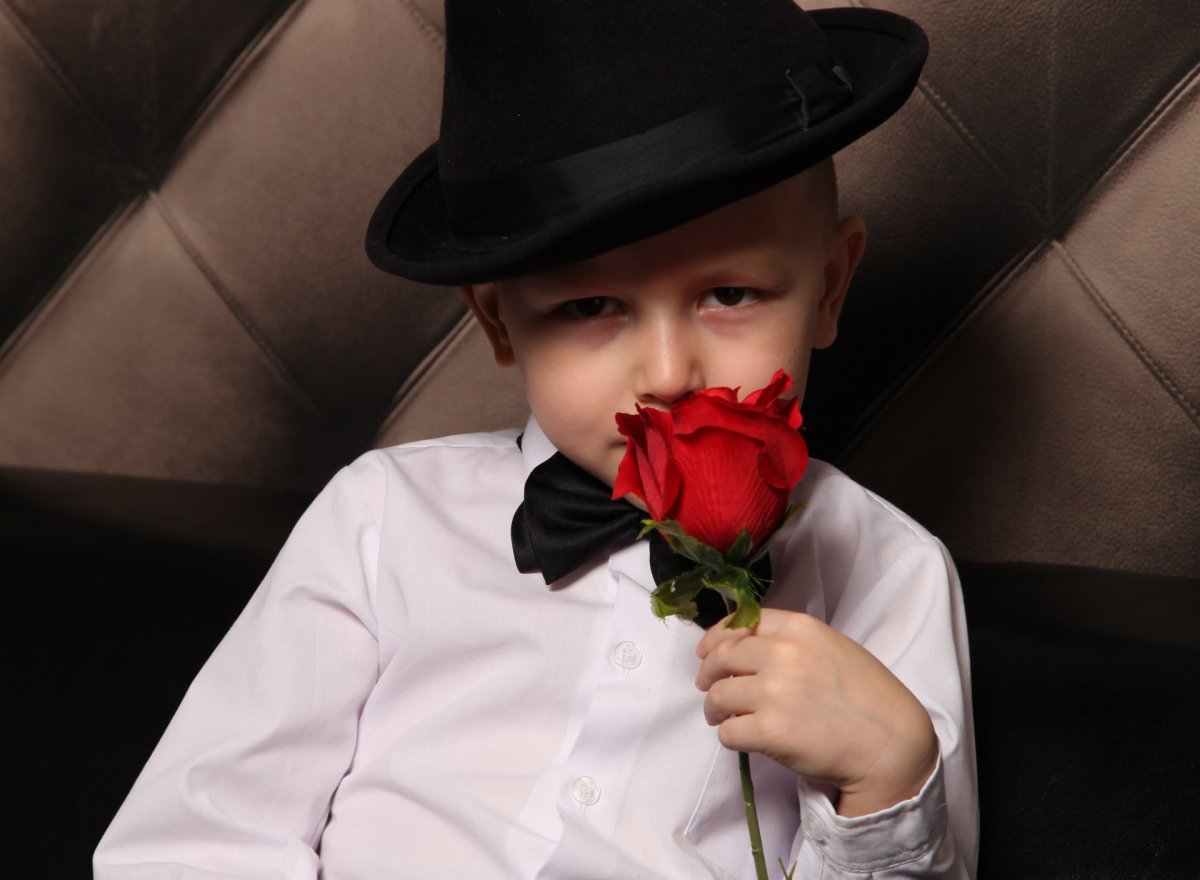 Маленький мальчик с цветами