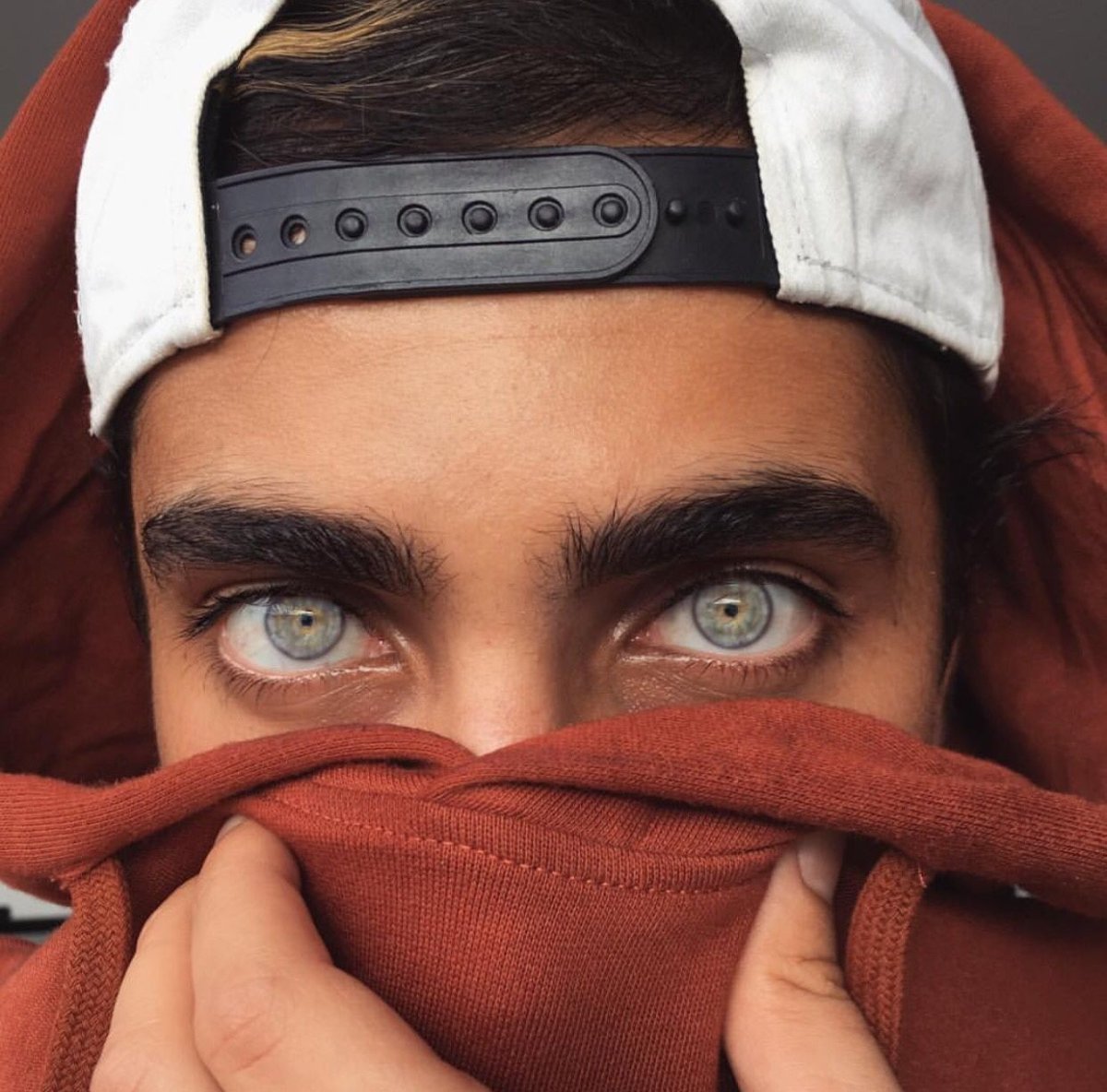 Мужчины с необычными глазами