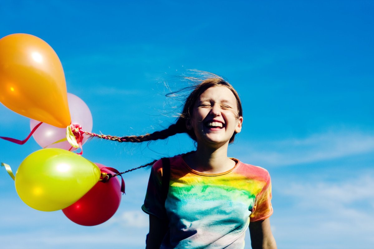 Счастливые люди с шариками