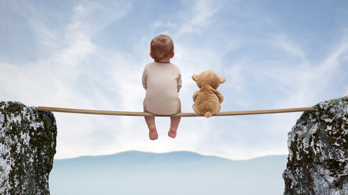 Ребенок у окна