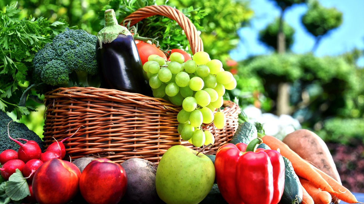 Корзина с овощами и фруктами