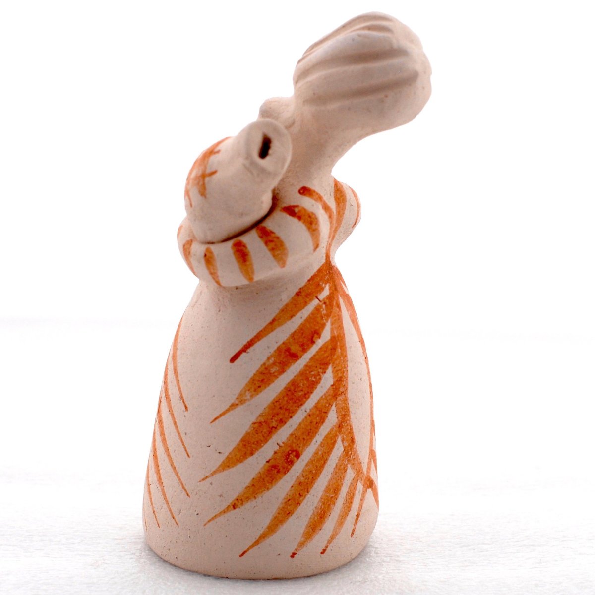 Глиняные игрушки на белом фоне