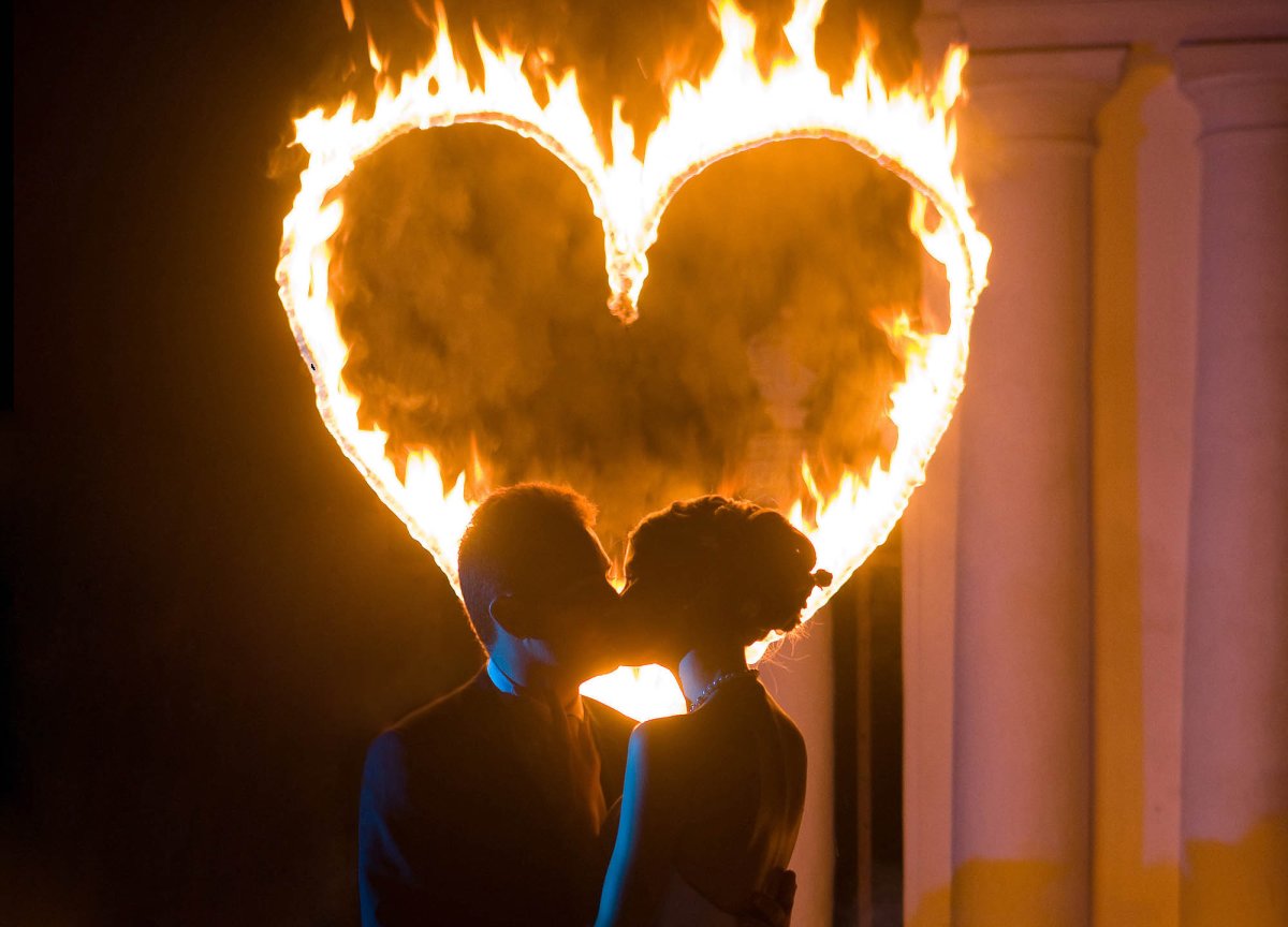 Огненное сердце на черном фоне