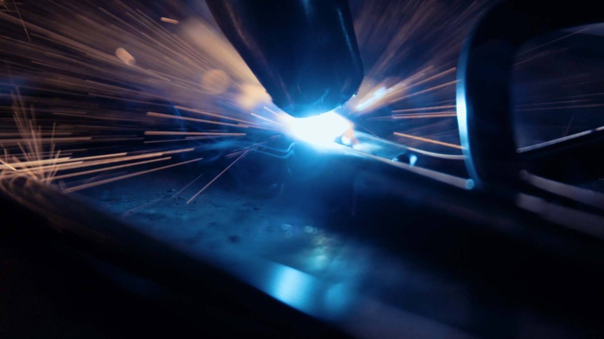 Искры металла лазерная сварка