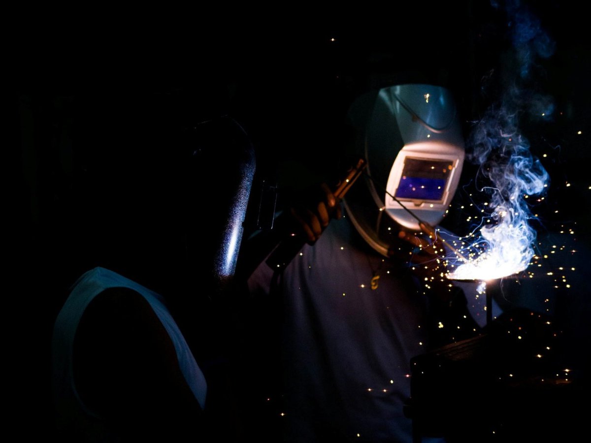 Сварщик на черном фоне