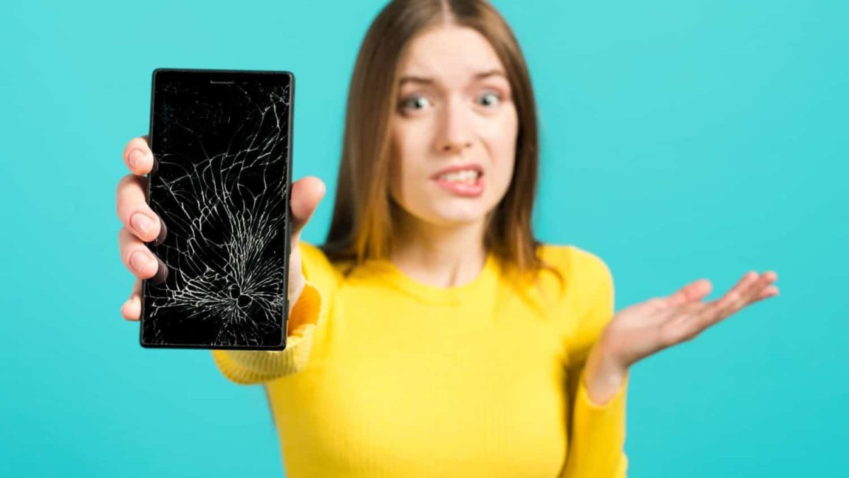 Уронил смартфон