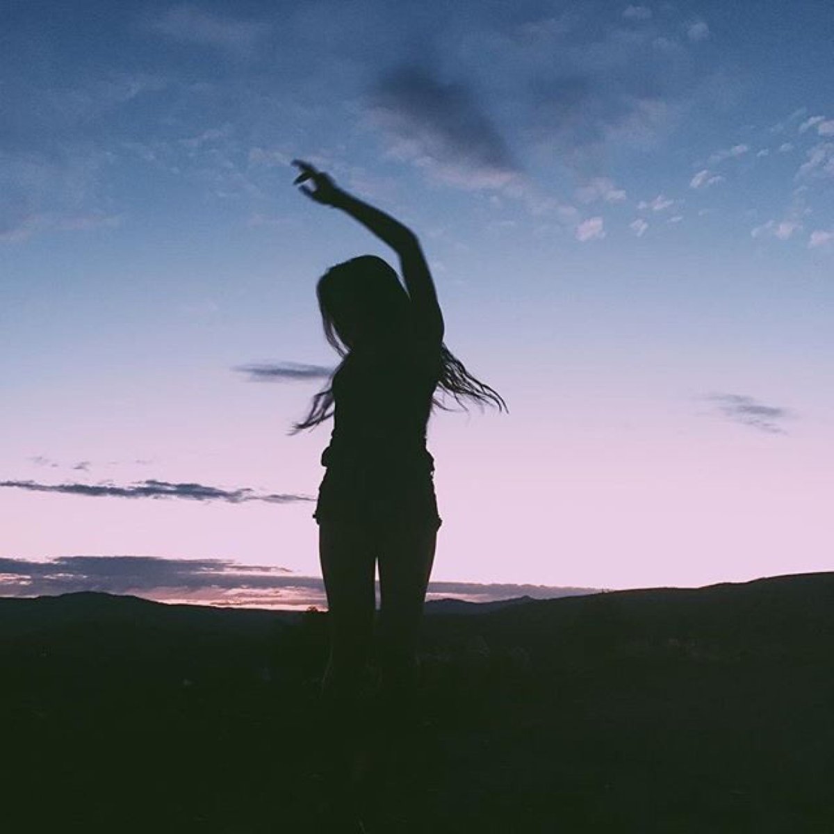 Танцующая девушка тень