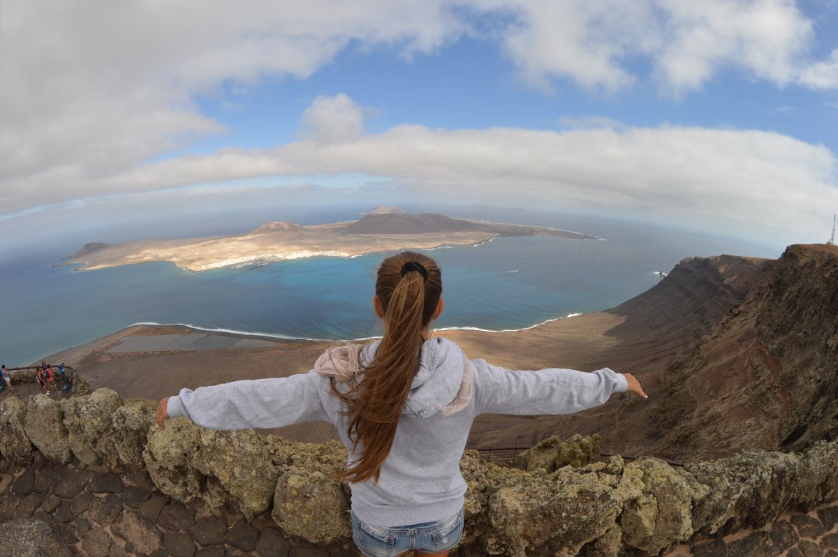 Женщина на вершине горы