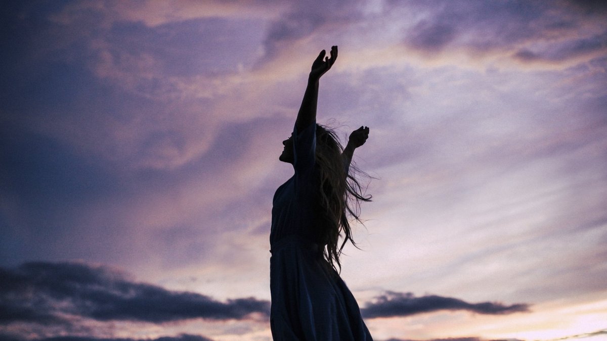 Девушка с поднятыми руками