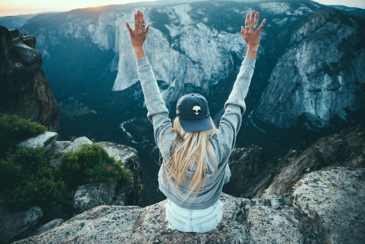 Девушка на вершине горы