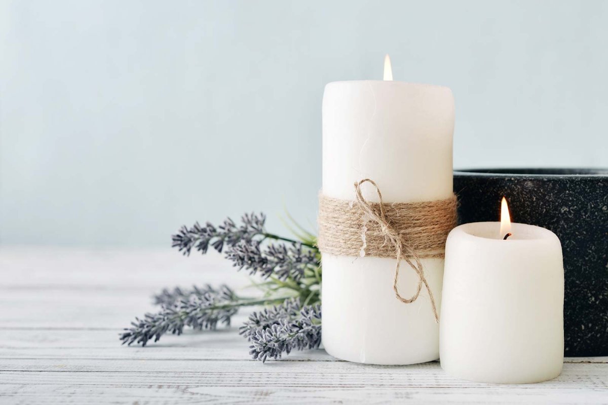 Свеча на Светлом фоне