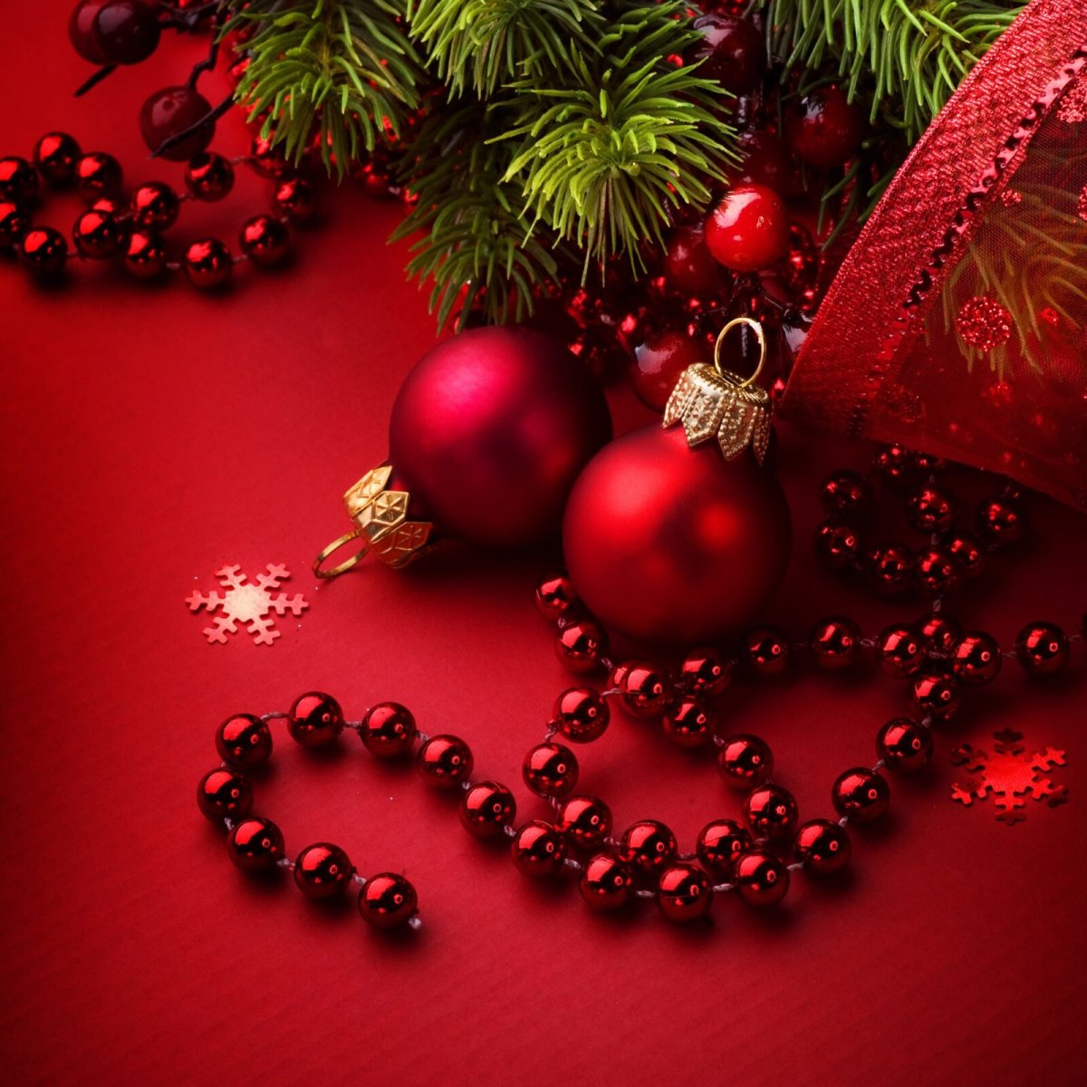 Новогодняя открытка в красных тонах