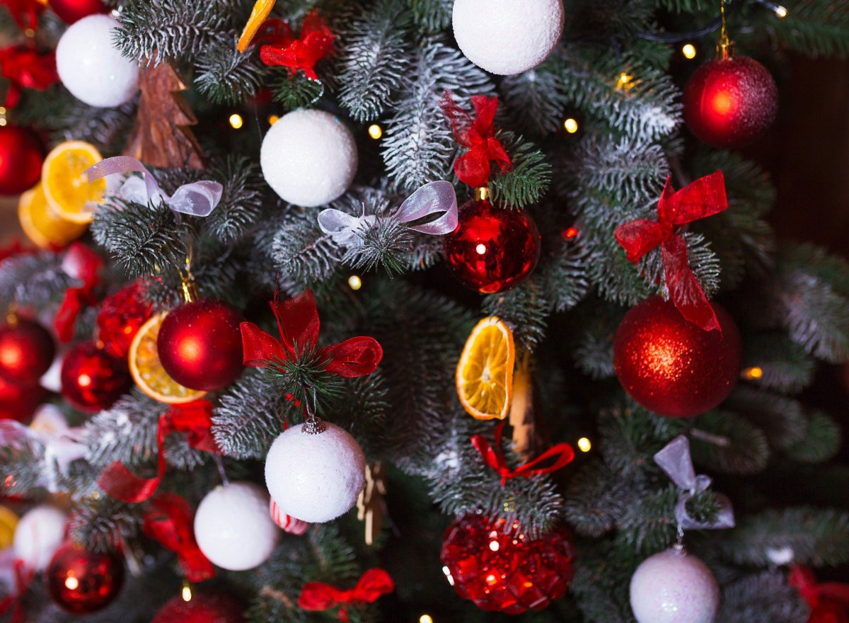 Елка с игрушками